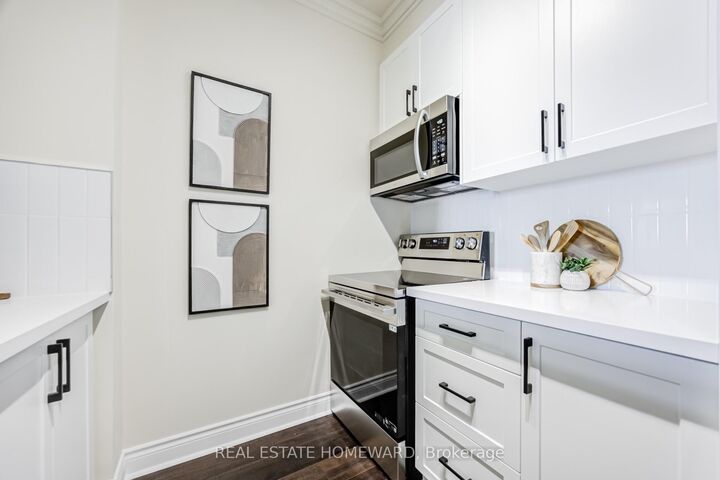 Property Photo: 438 Richmond Street W 1003 ON M5V 3S6