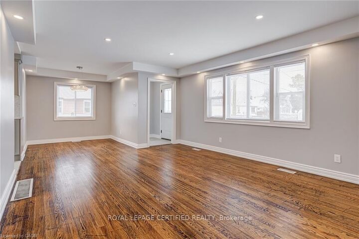 Property Photo:  54 Duncombe Drive  ON L9A 2G2 