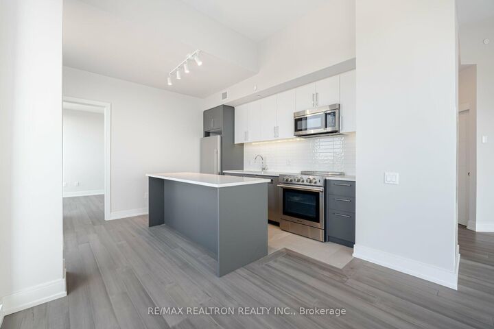 Property Photo:  2525 Bathurst Street 1305  ON M6B 2Y9 