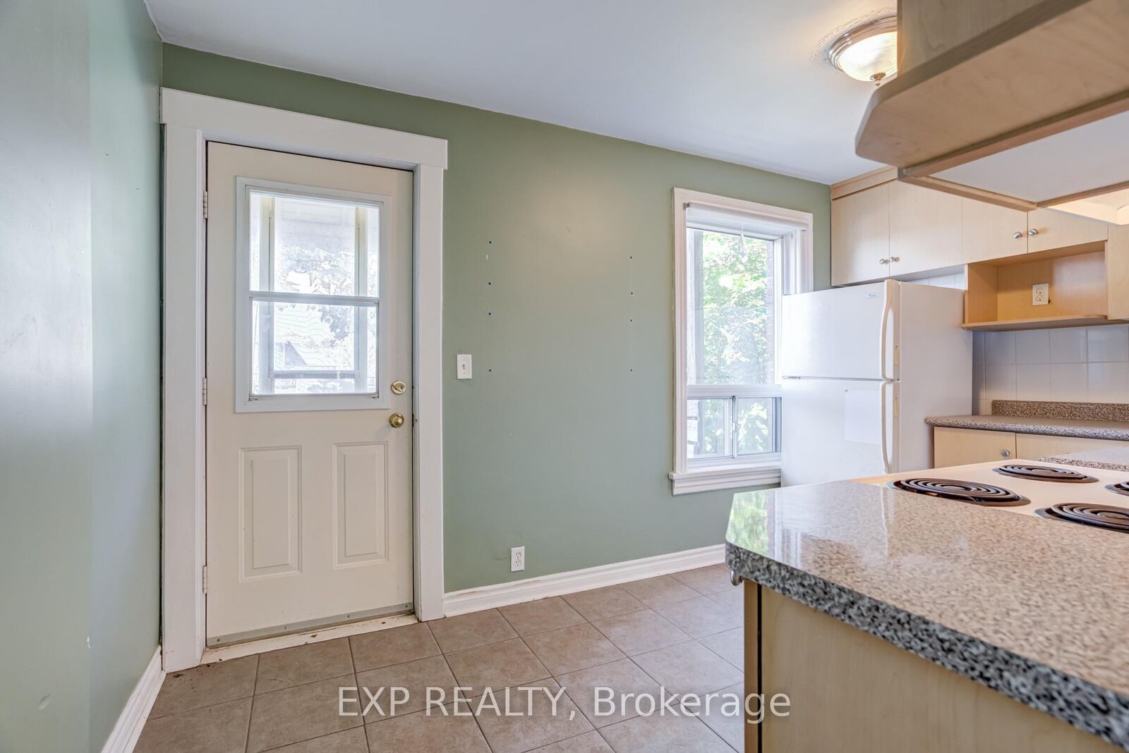 Property Photo:  196 Beatrice Street 2nd &Amp 3rd  ON M6G 3G1 