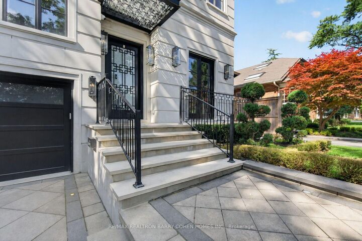 Property Photo: 154 Yonge Boulevard ON M5M 3H4