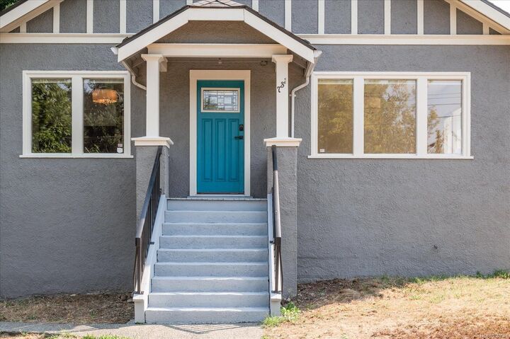 Property Photo: 733 Fitzwilliam St BC V9R 3B7