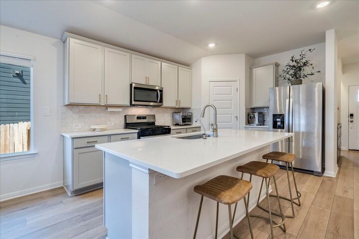Property Photo: 457 El Capitan Loop TX 78620