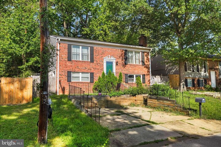 Property Photo: 908 Cypresstree Place MD 20743