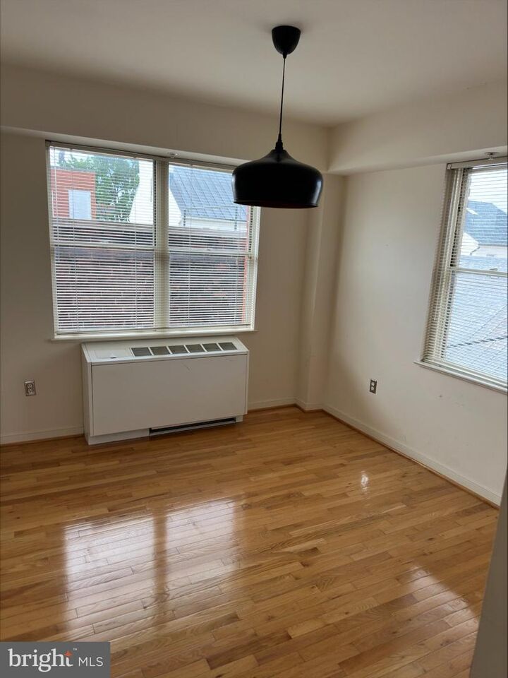 Property Photo: 815 King Street 5D VA 22314