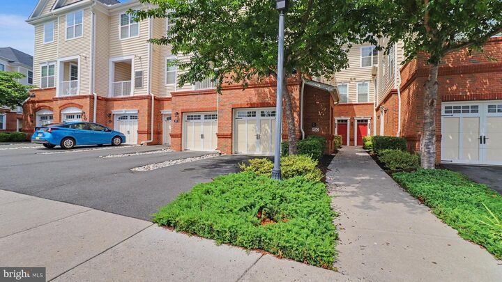 Property Photo: 43031 Foxtrail Woods Terrace 106 VA 20148