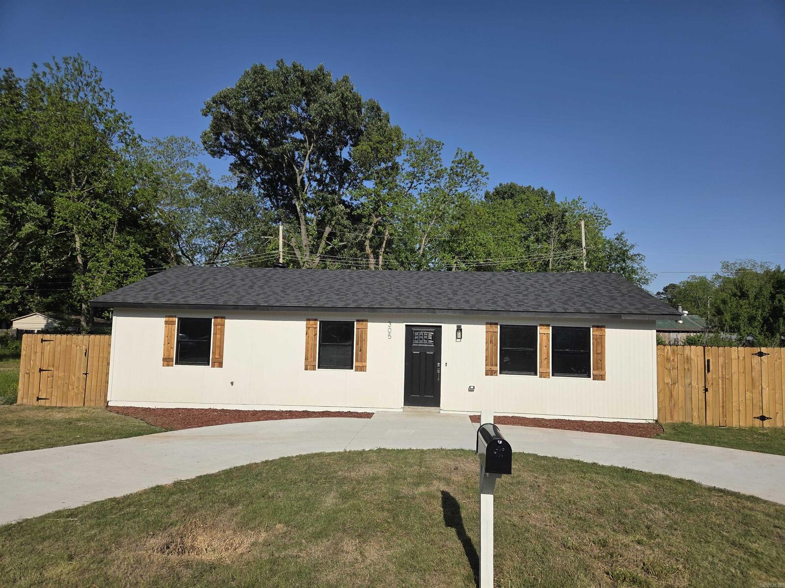 Property Photo:  305 Thomas Circle  AR 72086 