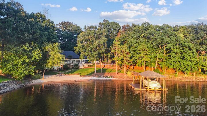 Property Photo:  172 Mariner Pointe Lane  NC 28117 