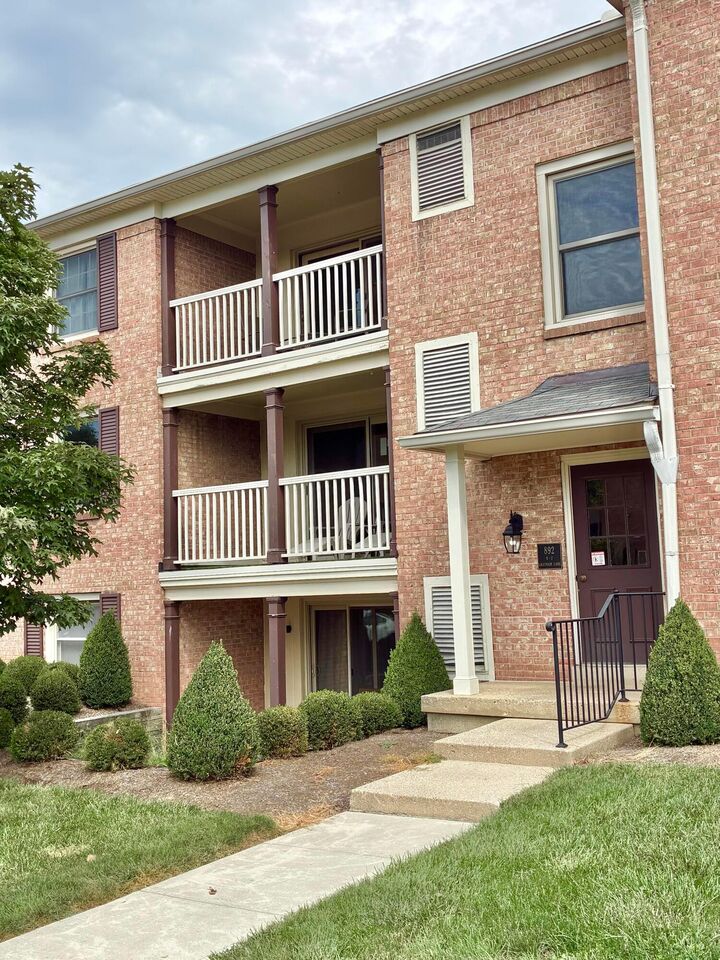 Property Photo:  892 Chatham Lane  OH 43221 