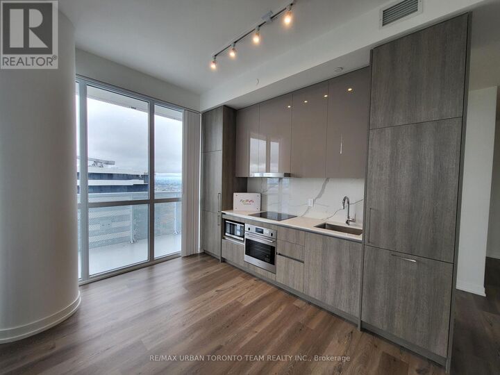 Property Photo: 225 Commerce Street 6512 ON L4K 0R1