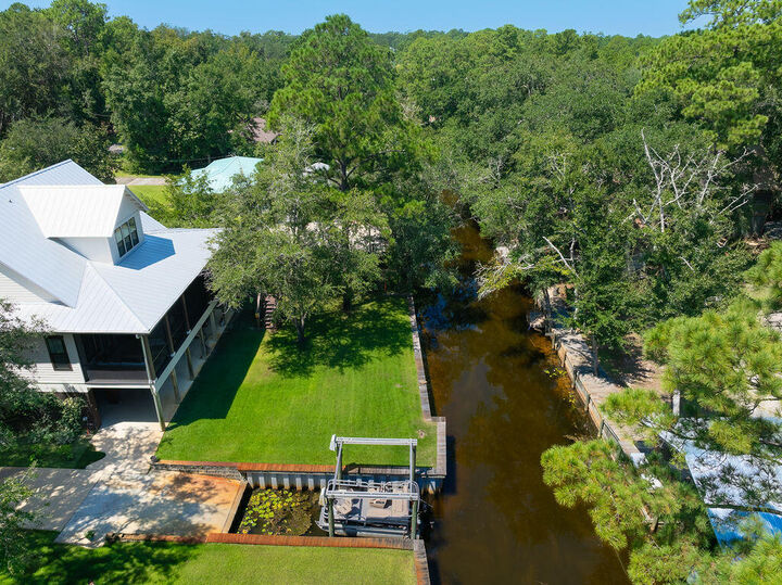 Property Photo: 400 Pitts Bayshore Drive FL 32439