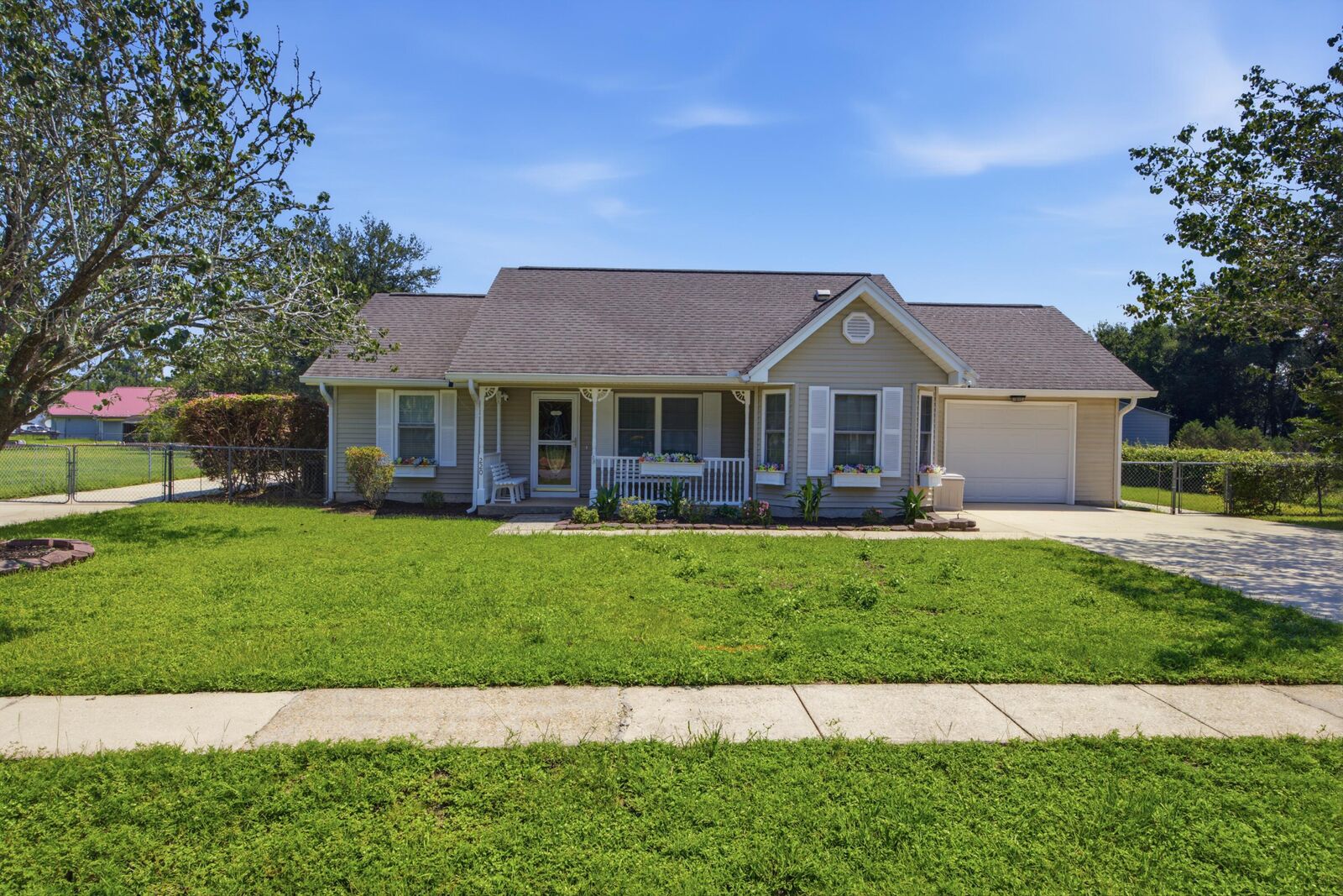 Property Photo: 220 W Walker Circle FL 32539
