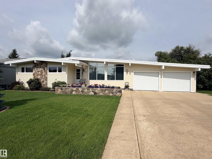 Property Photo:  9824 99 Street  AB T7P 1Y7 