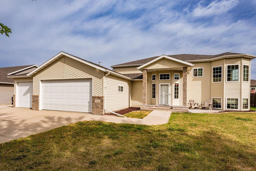Property Photo: 938 Parkway Drive ND 58078