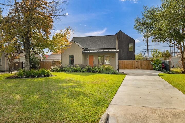 Property Photo: 419 W 30th Street TX 77018