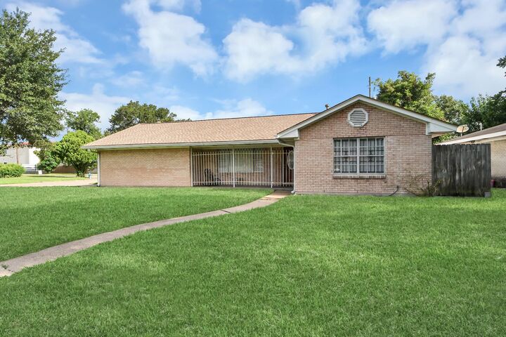 Property Photo: 138 W Wellington Street TX 77076
