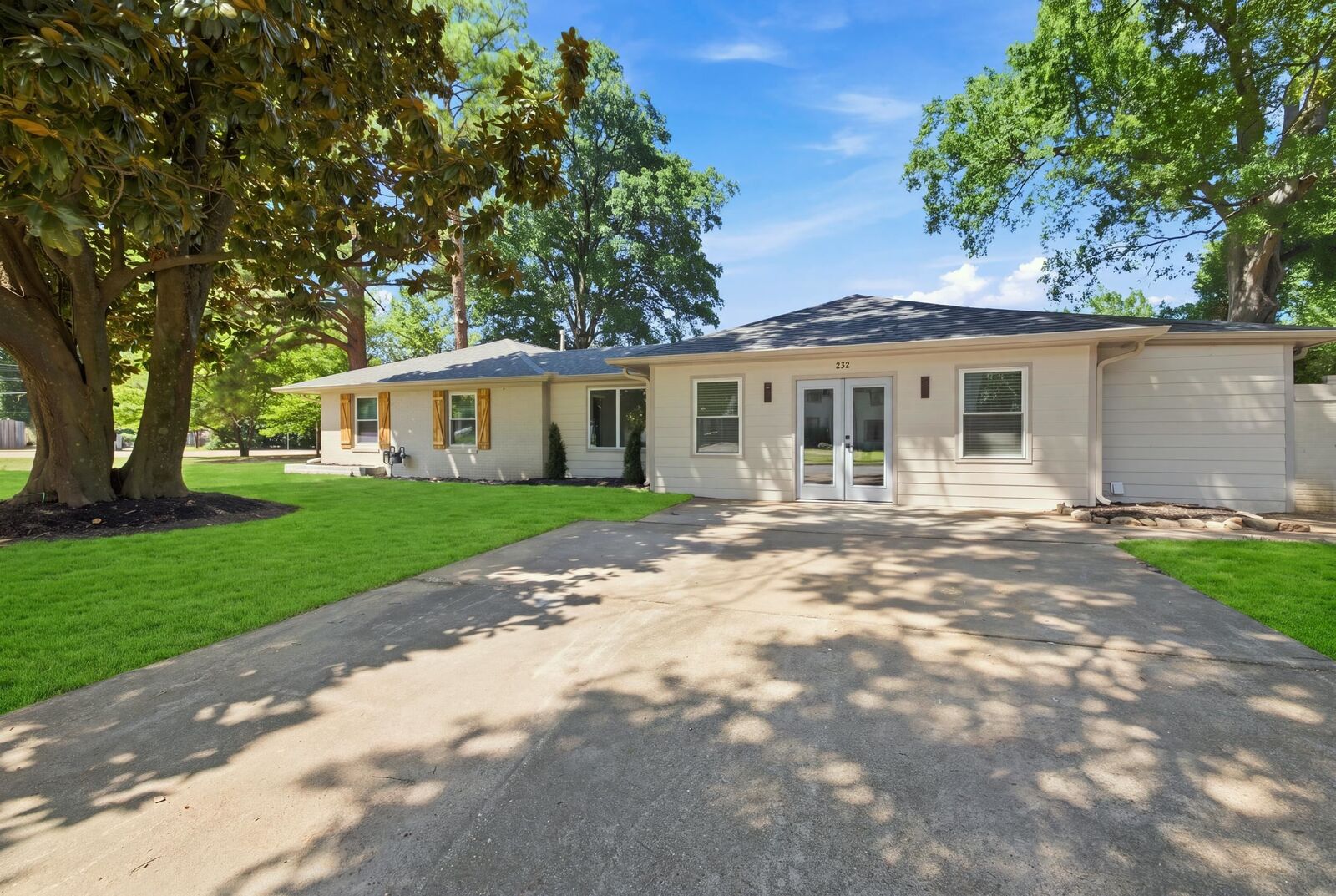 Property Photo: 232 N Perkins Rd TN 38117