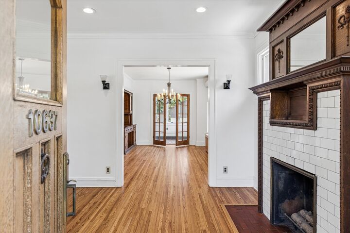 Property Photo: 10637 S Oakley Avenue IL 60643