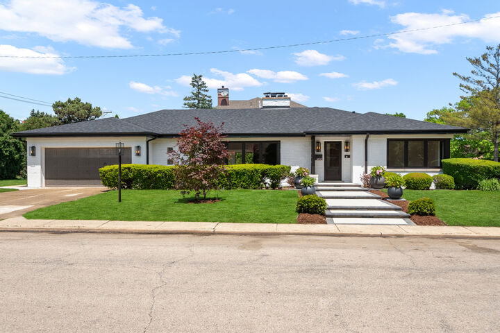 Property Photo: 6600 N Kenton Avenue IL 60712