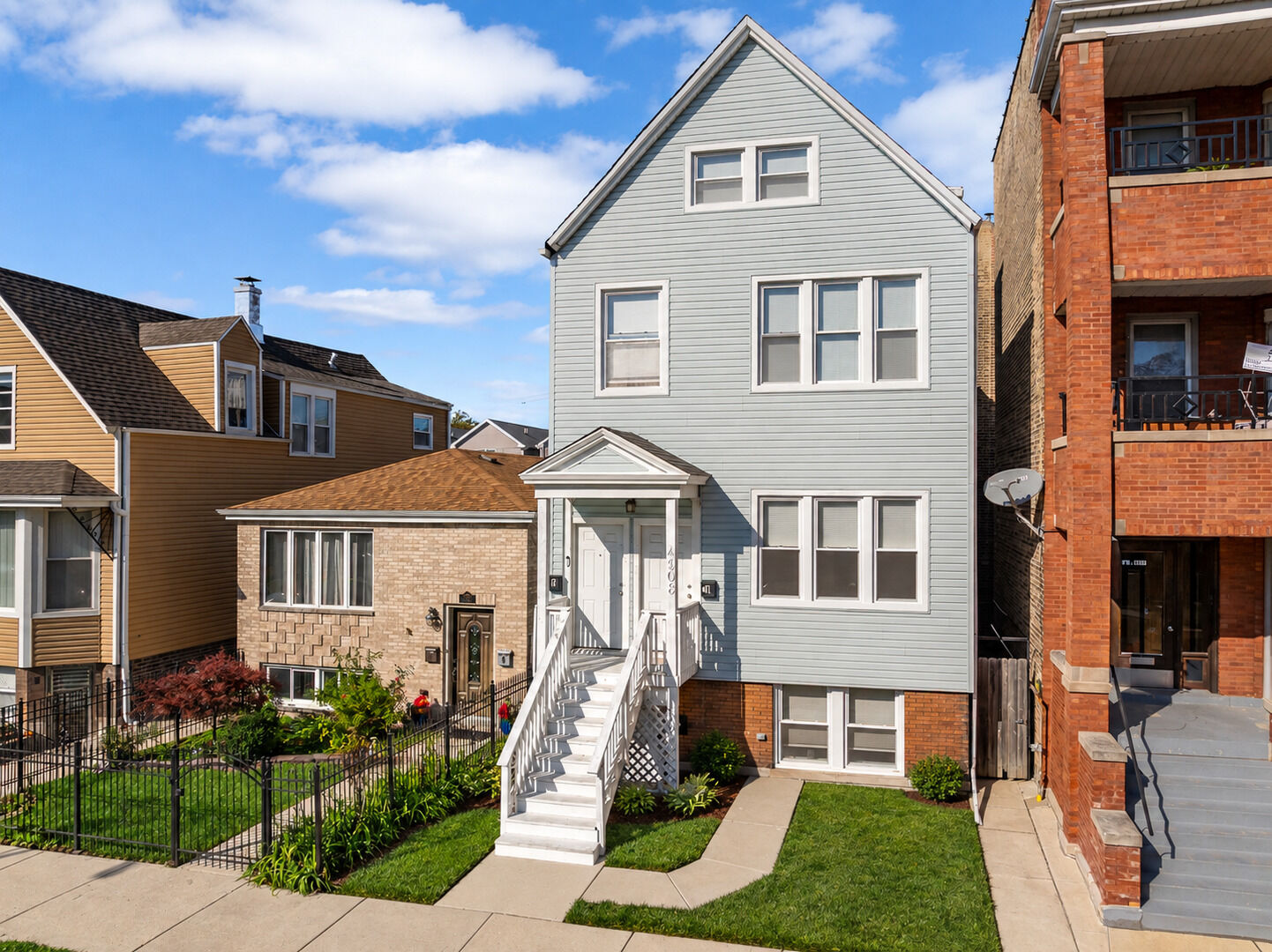 Property Photo:  4908 W Byron Street  IL 60641 