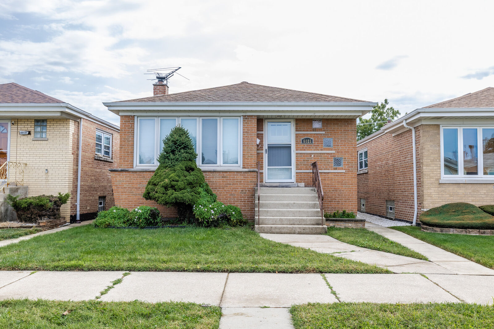 Property Photo: 6023 S Parkside Avenue IL 60638