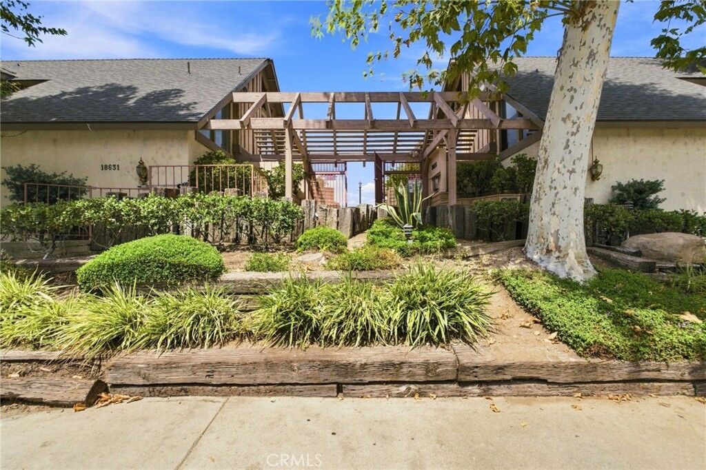 Property Photo:  18631 Collins 30  CA 91356 