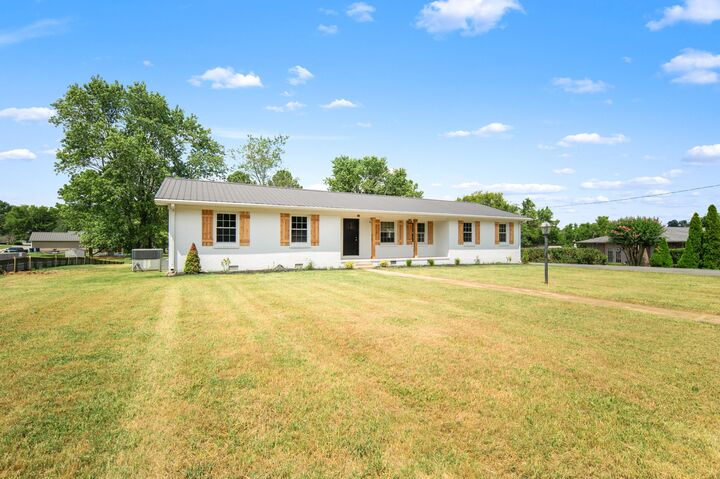 Property Photo: 813 Brookhaven Cir TN 37160