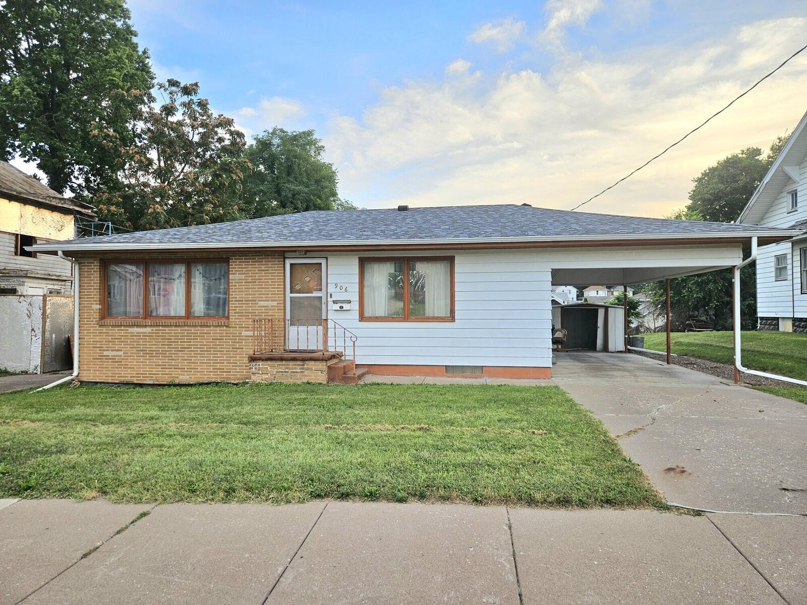 Property Photo:  906 Cedar St  IA 52761 