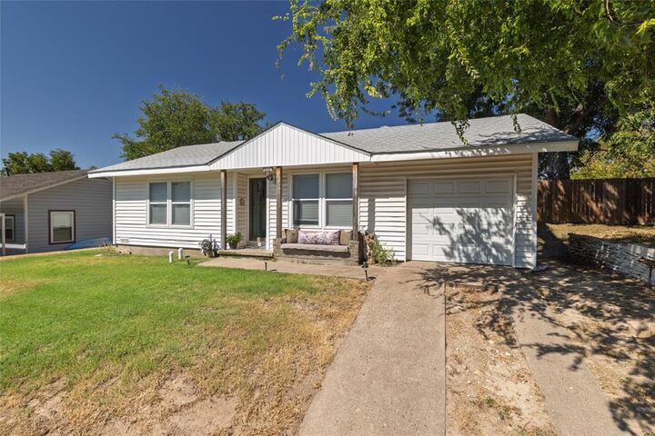 Property Photo: 1209 Grace Street TX 76086