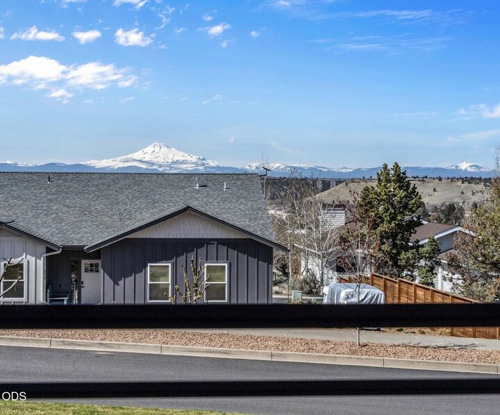 Property Photo: 373 SE Manzanita Drive OR 97741