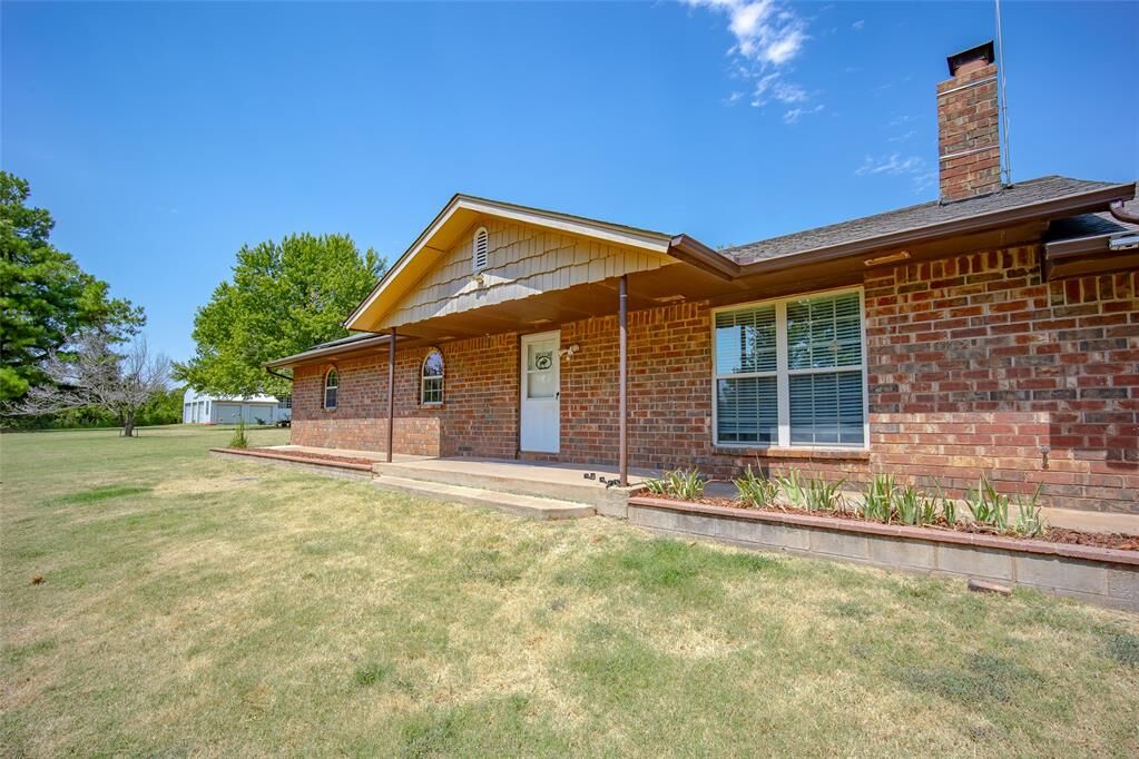 Property Photo:  1011 Cedar Drive  OK 73010 