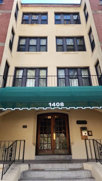 Property Photo: 1408 Commonwealth Avenue 6 MA 02135