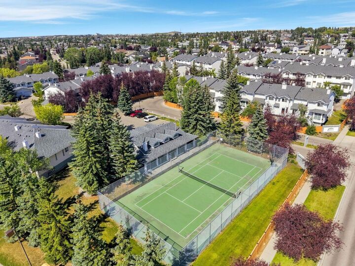 Property Photo:  506 Hawkstone Manor NW  AB T3G 3X2 