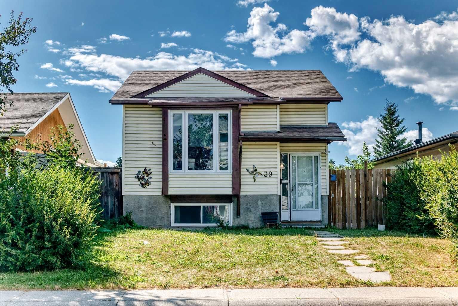 Property Photo:  39 Aberdare Way NE  AB T2A 6T6 