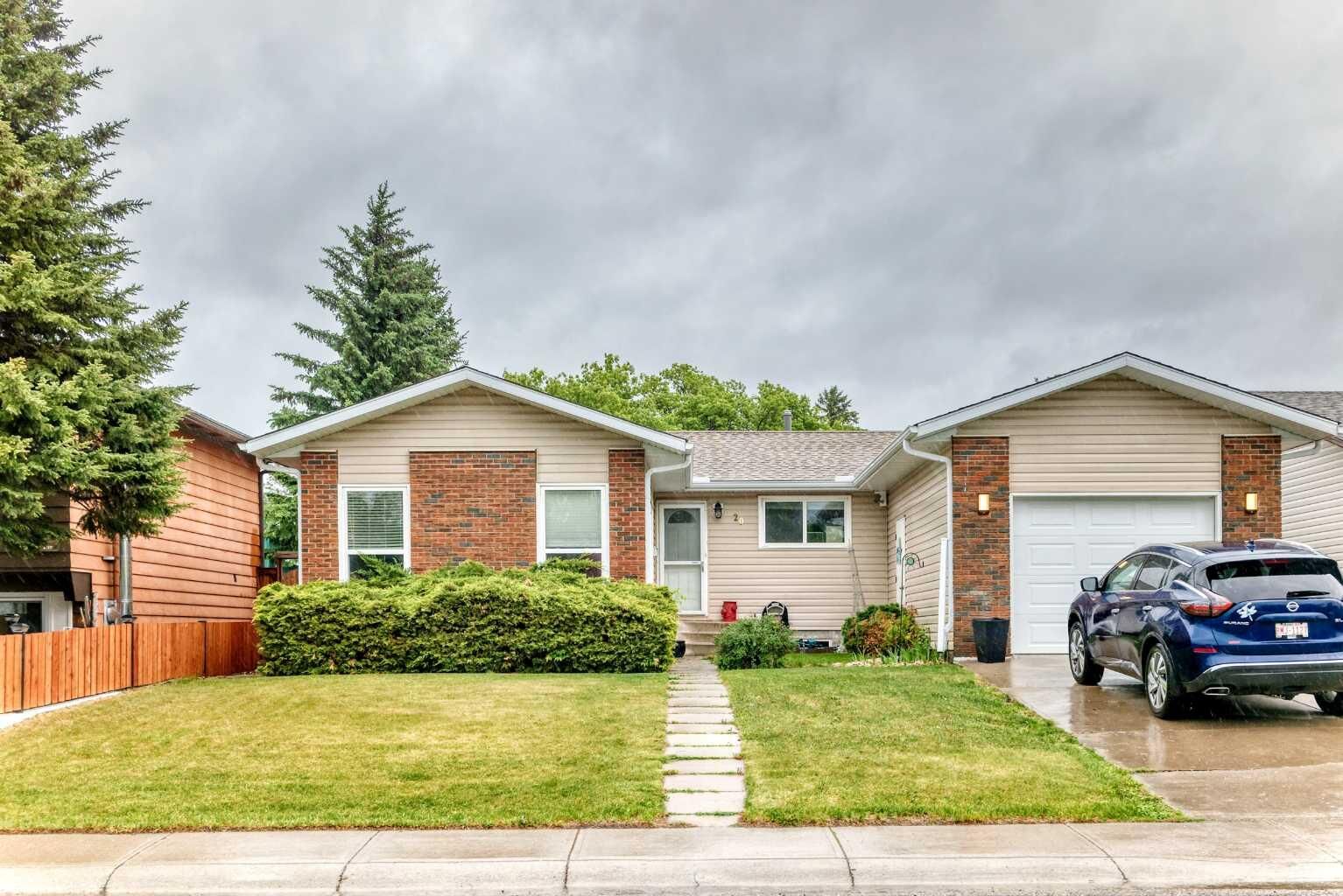 Property Photo:  20 Deermont Way SE  AB T2J 5P3 