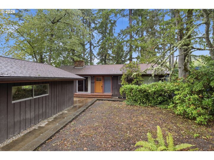 Property Photo:  2041 E 26th Ave  OR 97403 
