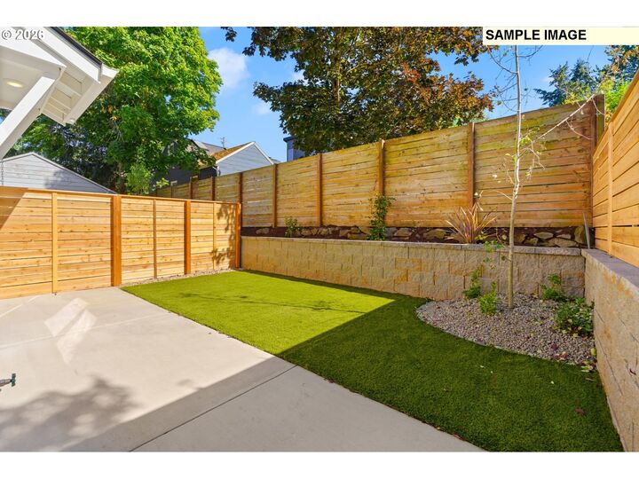 Property Photo:  1518 NE Jarrett St C  OR 97211 