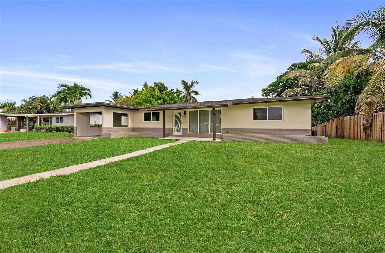 Property Photo:  256 Greenbrier Drive  FL 33461 
