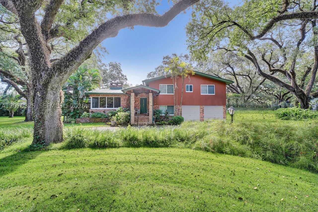 Property Photo: 5500 Woodland Ln FL 33312