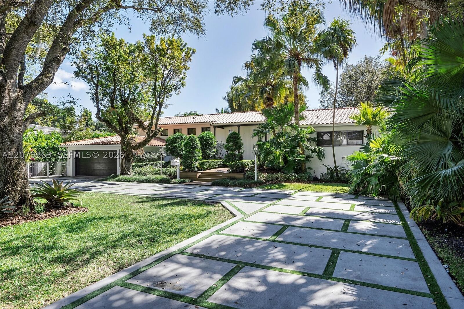 Property Photo:  652 NE 105th St  FL 33138 