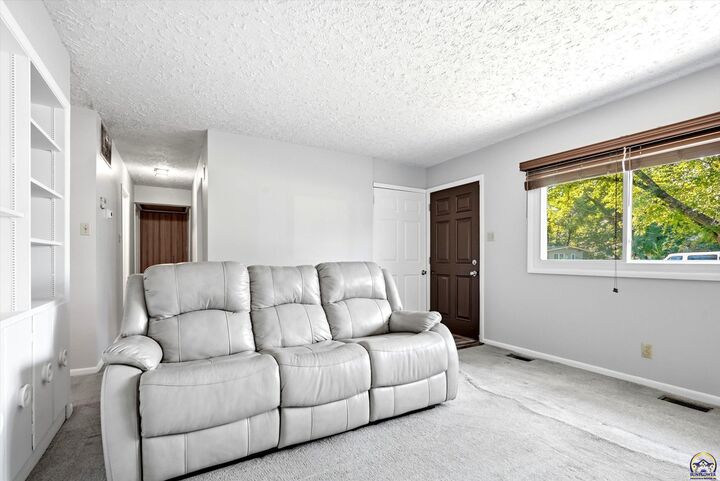 Property Photo:  5512 SW 18th St  KS 66604 