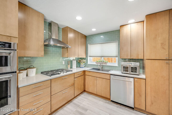 Property Photo: 452 Cardinal Drive FL 32937