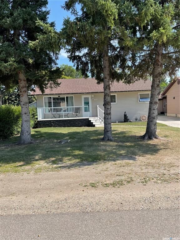 Property Photo:  817 Cartier Street  SK S0G 5C0 