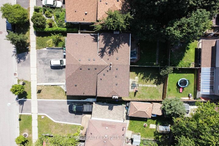 Property Photo:  44 Nancy McCredie Drive  ON L6X 2N5 