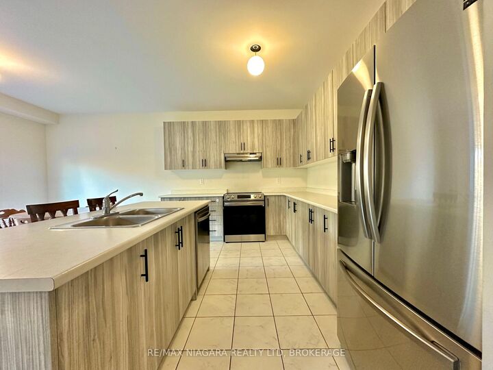 Property Photo:  132 Cottonwood Crescent  ON L3B 6C5 