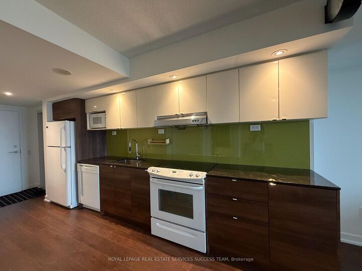 Property Photo:  121 McMahon Drive 1705  ON M2K 2X9 