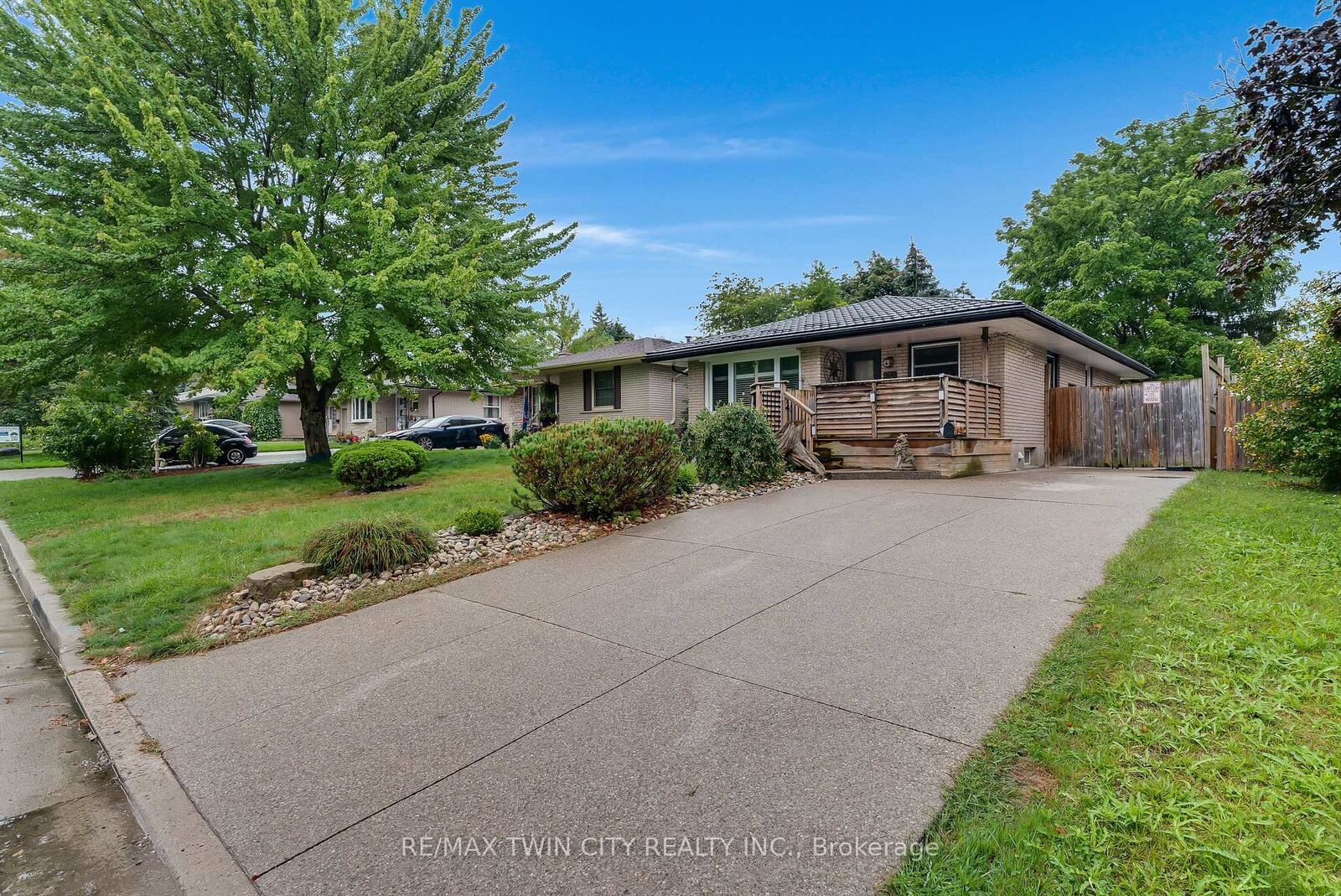 Property Photo:  83 Kimberly Crescent  ON N2E 1C8 