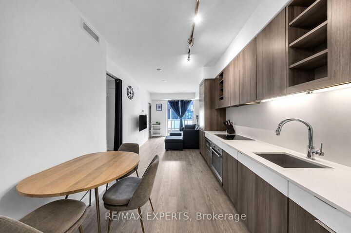 Property Photo: 101 Erskine Avenue 2103 ON M4P 0C5