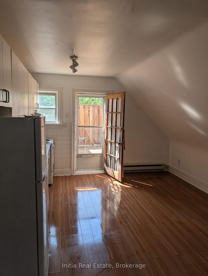 Property Photo:  622 Huron Street 3  ON M5R 2R9 