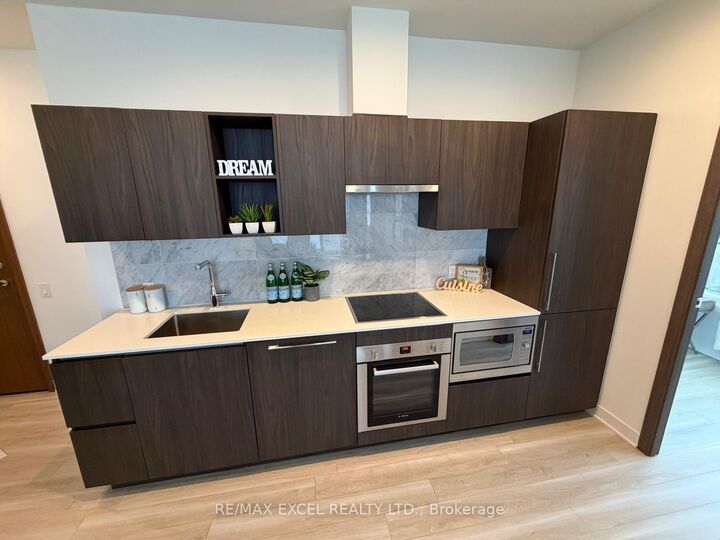 Property Photo: 17 Bathurst Street 4606 ON M5V 0N1